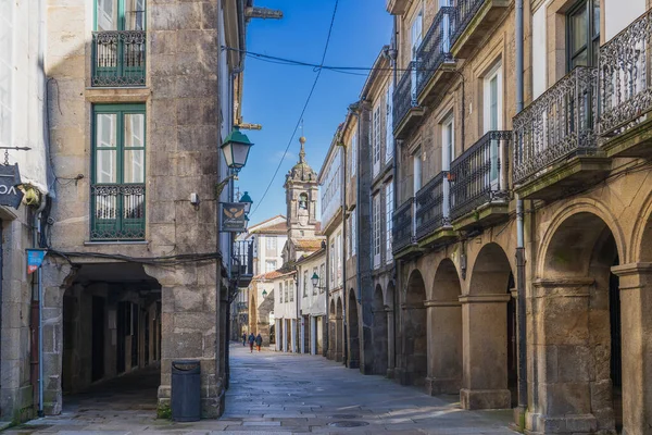 Santiago de Compostela, İspanya, 26 Şubat 2023. Galiçya 'nın eski şehri Santiago de Compostela' da bir cadde. Yüksek kalite fotoğraf