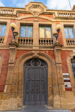 Salamanca, İspanya, 15 Kasım 2023. Casa Lis Art Nouveau ve Art Deco Müzesi Salamanca şehrinde güzel cam cepheli. Yüksek kalite fotoğraf