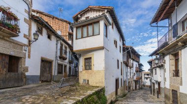 Candelario, İspanya, 16 Kasım 2023. Salamanca 'daki Candelario kasabasının sokakları ve evleri. Yüksek kalite fotoğraf