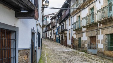 Candelario, İspanya, 16 Kasım 2023. Salamanca 'daki Candelario kasabasının sokakları ve evleri. Yüksek kalite fotoğraf