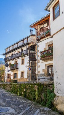 Candelario, İspanya, 16 Kasım 2023. Salamanca 'daki Candelario kasabasının sokakları ve evleri. Yüksek kalite fotoğraf