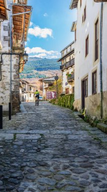 Candelario, İspanya, 16 Kasım 2023. Salamanca 'daki Candelario kasabasının sokakları ve evleri. Yüksek kalite fotoğraf