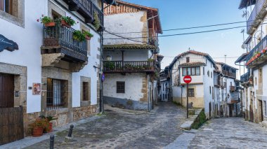 Candelario, İspanya, 16 Kasım 2023. Salamanca 'daki Candelario kasabasının sokakları ve evleri. Yüksek kalite fotoğraf