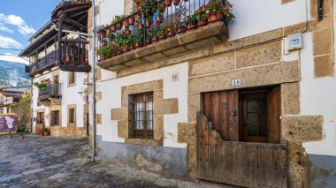 Candelario, İspanya, 16 Kasım 2023. Salamanca 'daki Candelario kasabasının sokakları ve evleri. Yüksek kalite fotoğraf