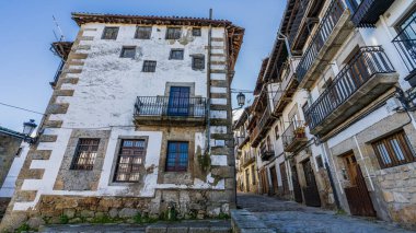 Candelario, İspanya, 16 Kasım 2023. Salamanca 'daki Candelario kasabasının sokakları ve evleri. Yüksek kalite fotoğraf