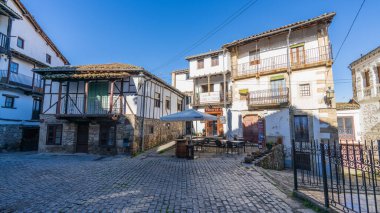 Candelario, İspanya, 16 Kasım 2023. Salamanca 'daki Candelario kasabasının sokakları ve evleri. Yüksek kalite fotoğraf