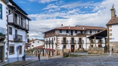 Candelario, İspanya, 16 Kasım 2023. Salamanca 'daki Candelario kasabasının sokakları ve evleri. Yüksek kalite fotoğraf
