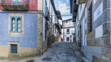 Candelario, İspanya, 16 Kasım 2023. Salamanca 'daki Candelario kasabasının sokakları ve evleri. Yüksek kalite fotoğraf