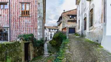 Candelario, İspanya, 16 Kasım 2023. Salamanca 'daki Candelario kasabasının sokakları ve evleri. Yüksek kalite fotoğraf