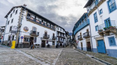 Candelario, İspanya, 16 Kasım 2023. Salamanca 'daki Candelario kasabasının sokakları ve evleri. Yüksek kalite fotoğraf