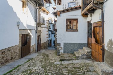 Salamanca 'daki güzel Candelario kasabasının sokak ve geleneksel evleri. Yüksek kalite fotoğraf