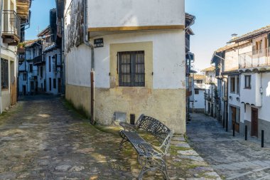 Salamanca 'daki güzel Candelario kasabasının sokak ve geleneksel evleri. Yüksek kalite fotoğraf