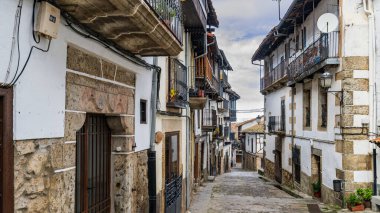 Salamanca 'daki güzel Candelario kasabasının sokak ve geleneksel evleri. Yüksek kalite fotoğraf