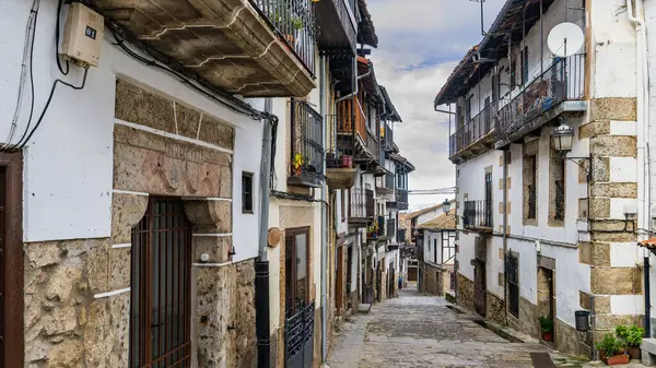 Salamanca 'daki güzel Candelario kasabasının sokak ve geleneksel evleri. Yüksek kalite fotoğraf