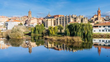 İspanya 'nın Salamanca ilindeki Alba de Tormes kentinin manzarası. Yüksek kalite fotoğraf