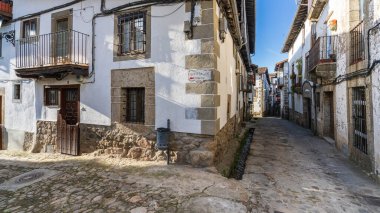 Candelario, İspanya, 16 Kasım 2023. İspanya 'nın Salamanca ilindeki güzel Candelario kasabasının manzarası. Yüksek kalite fotoğraf