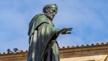 Salamanca, İspanya, 15 Kasım 2023. Salamanca Üniversitesi 'nin platerik kapısı ve Keşiş Luis de Leon' un heykeli. Yüksek kalite fotoğraf