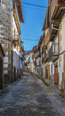 Candelario, İspanya, 16 Kasım 2023. İspanya 'nın Salamanca ilindeki güzel Candelario kasabasının manzarası. Yüksek kalite fotoğraf