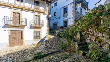 Candelario, İspanya, 16 Kasım 2023. İspanya 'nın Salamanca ilindeki güzel Candelario kasabasının manzarası. Yüksek kalite fotoğraf