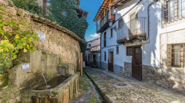 Candelario, İspanya, 16 Kasım 2023. İspanya 'nın Salamanca ilindeki güzel Candelario kasabasının manzarası. Yüksek kalite fotoğraf
