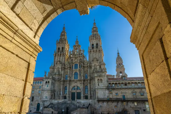 Galiçya 'daki Santiago de Compostela şehrinin anıtsal katedralinin manzarası. Yüksek kalite fotoğraf