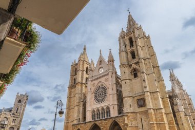 İspanya 'nın Castilla y Leon kentindeki Leon katedralinin ön cephesi. Yüksek kalite fotoğraf