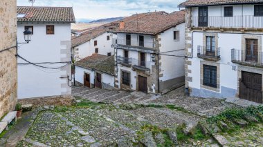 İspanya 'nın Salamanca kentindeki Candelario şehrinin sokakları ve evleri. Yüksek kalite fotoğraf