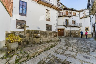 İspanya 'nın Salamanca kentindeki Candelario şehrinin sokakları ve evleri. Yüksek kalite fotoğraf