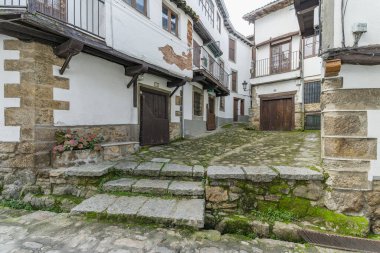 İspanya 'nın Salamanca kentindeki Candelario şehrinin sokakları ve evleri. Yüksek kalite fotoğraf