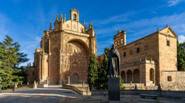 Salamanca, İspanya, 15 Kasım 2023. Salamanca şehrindeki San Esteban manastırı cephesi. Yüksek kalite fotoğraf