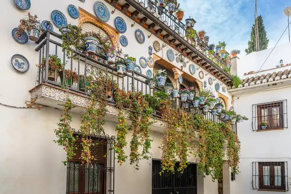 İspanya, Granada 'daki Albaisin mahallesindeki güzel süslemelerle donatılmış. Yüksek kalite fotoğraf