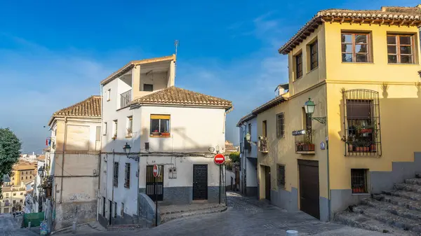 Granada, İspanya, 7 Şubat 2024. İspanya, Endülüs 'te, Albaisin' in popüler mahallesindeki sokak ve evler. Yüksek kalite fotoğraf