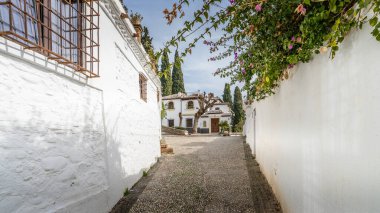 Granada, İspanya, 7 Şubat 2024. İspanya, Endülüs 'te, Albaisin' in popüler mahallesindeki sokak ve evler. Yüksek kalite fotoğraf
