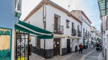 Granada, İspanya, 7 Şubat 2024. İspanya, Endülüs 'te, Albaisin' in popüler mahallesindeki sokak ve evler. Yüksek kalite fotoğraf