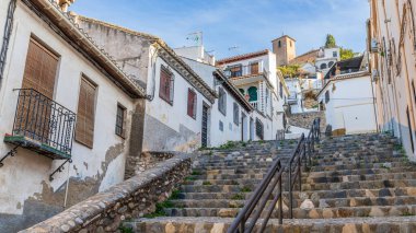 Granada, İspanya, 7 Şubat 2024. İspanya, Endülüs 'te, Albaisin' in popüler mahallesindeki sokak ve evler. Yüksek kalite fotoğraf