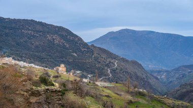 İspanya 'nın Endülüs kentindeki Granada Alpujarra' daki Bubion kasabasının manzarası. Yüksek kalite fotoğraf