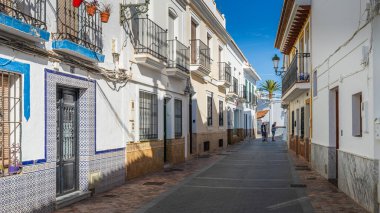 Nerja, İspanya, 13 Şubat 2024. Malaga, Endülüs, İspanya 'daki Nerja caddesi ve evleri. Yüksek kalite fotoğraf