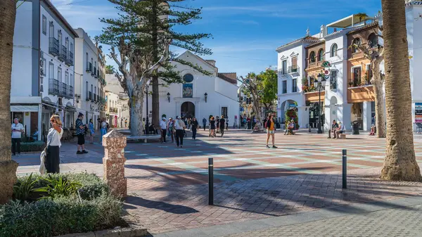 Nerja, İspanya, 13 Şubat 2024. Malaga, Endülüs, İspanya 'daki Nerja caddesi ve evleri. Yüksek kalite fotoğraf