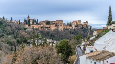 Granada, İspanya, 11 Şubat 2024. Sacromonte Mahallesi 'nden Granada' daki Alhambra manzarası. Yüksek kalite fotoğraf