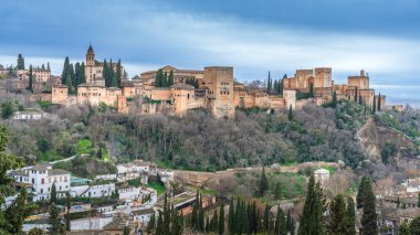 Granada, İspanya, 11 Şubat 2024. Sacromonte Mahallesi 'nden Granada' daki Alhambra manzarası. Yüksek kalite fotoğraf
