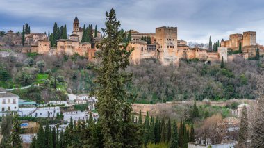 Granada, İspanya, 11 Şubat 2024. Sacromonte Mahallesi 'nden Granada' daki Alhambra manzarası. Yüksek kalite fotoğraf