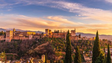 Granada, İspanya, 14 Şubat 2024. Gün batımında Granada 'daki anıtsal Alhambra. Yüksek kalite fotoğraf