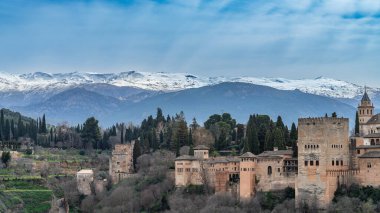 Granada, İspanya, 14 Şubat 2024. Granada 'daki Mirador de San Nicolas' dan Alhambra. Yüksek kalite fotoğraf