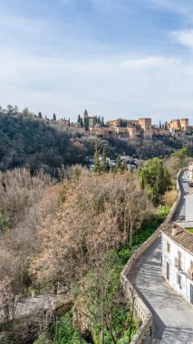 Granada, İspanya, 14 Şubat 2024. Granada 'daki Sacromonte mahallesinden Alhambra. Yüksek kalite fotoğraf