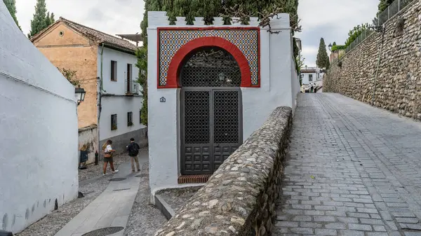Granada, İspanya, 14 Şubat 2024. Granada 'daki Albaisin mahallesinde sokak ve binalar. Yüksek kalite fotoğraf