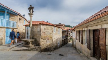 Combarro, İspanya, 5 Eylül 2024. Galiçya, Pontevedra 'daki Cobarro kasabasının manzarası. Yüksek kalite fotoğraf