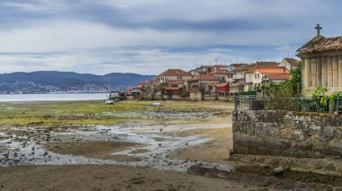 Combarro, İspanya, 5 Eylül 2024. Galiçya, Pontevedra 'daki Cobarro kasabasının manzarası. Yüksek kalite fotoğraf