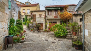 Combarro, İspanya, 5 Eylül 2024. Galiçya, Pontevedra 'daki Cobarro kasabasının manzarası. Yüksek kalite fotoğraf