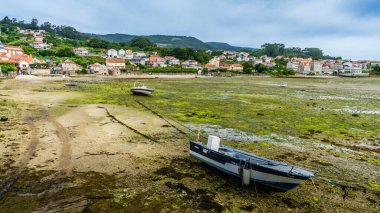 Combarro, İspanya, 5 Eylül 2024. Galiçya, Pontevedra 'daki Cobarro kasabasının manzarası. Yüksek kalite fotoğraf