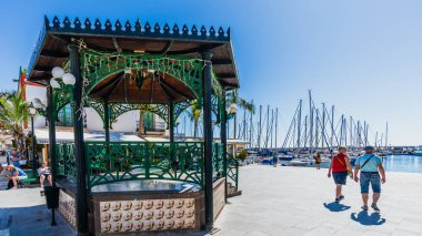 Puerto de Mogan, İspanya, 5 Kasım 2024. Kanarya Adaları 'ndaki güzel Puerto de Mogan kasabasının manzarası. Yüksek kalite fotoğraf